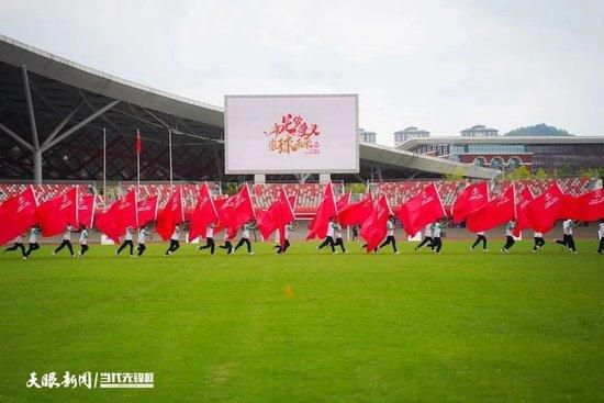 但德里赫特现在还在受伤，球队没有其他中卫，所以于帕梅卡诺必须上场。